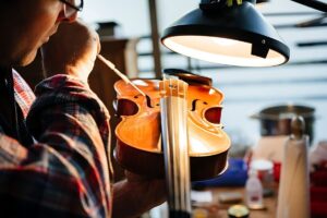 pick-a-skilled-violin-luthier-blog-image